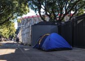 Fotografía de carpas donde acampan fanáticas de Harry Styles ubicadas en las puertas del estadio de Buenos Aires donde actuará el cantante en cinco meses, hoy en Buenos Aires (Argentina).