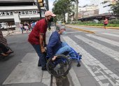 Aquiles Valarezo tuvo que pedir ayuda para cruzar de una acera a otra en el centro de la urbe, pues su silla de ruedas se quedó atorada en un hueco entre la rampa y la calzada.
