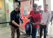 En la terminal, los encargados de seguridad revisaron los bolsos a viajeros