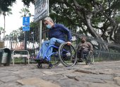 Las personas con discapacidad tienen problemas para recorrer hasta en los sectores regenerados y turísticos del centro de la ciudad.