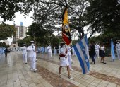 os estudiantes portaron las banderas del Ecuador y de Guayaquil en la Plaza del Centenario.