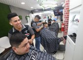 1. En 2022. Actualmente, Jaiser Gómez (de pie) tiene su propia barbería donde le da trabajo a tres jóvenes. Dos de ellos ecuatorianos y un coterráneo. Algunos de los muebles fueron donados por sus clientes.