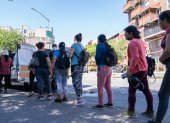NUEVA YORK. Un grupo de mujeres jornaleras inmigrantes reciben comida mientras esperan ser contratadas para trabajos de limpiezas.