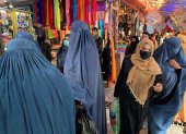 Mujeres vestidas con burka (o pañuelo) islámico en un mercado de Kabul. / EFE