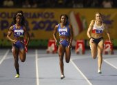 Gabriela Suárez (i), de Ecuador, medalla de plata; Angela Tenorio (c), de Ecuador, medalla de oro; y María Montt Blanchard, de Chile