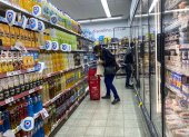 Fotografía de archivo fechada el 14 de junio de 2022 que muestra a una mujer mientras compra en un mercado, cuando se difunden los datos de la inflación mensual, en Buenos Aires (Argentina).