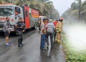 Personal del Cuerpo de Bomberos lanzó agua a los cuerpos con llamas.