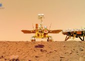 Rover Zhurong y módulo de aterrizaje de la misión Tianwen 1 captados por una cámara autónoma
