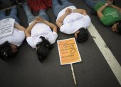 En la imagen un registro de archivo de un grupo de mujeres al protestar para exigir la despenalización del aborto en El Salvador.