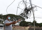 Tallarines. Los cables no solo están en las alturas, sino también al ‘alcance’ de los peatones, que los topan, como ocurre en la Saiba.