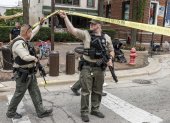 Un par de agentes policiales fue registrado este lunes al inspeccionar la escena de un tiroteo masivo, durante un desfile del 4 de julio, en Highland Park (Illinois, EE.UU.).