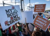 Manifestantes piden respeto al derecho al aborto en Miami, Florida, el 27 de junio de 2022.