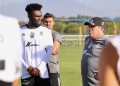 Jordy Caicedo, delantero ecuatoriano de Tigres, junto a Miguel Herrera, técnico del cuadro regiomontano.