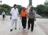 Algunos adultos mayores se reúnen en el Parque Centenario
