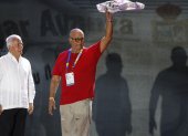 El presidente del Comité Olímpico Ecuatoriano (COE), Jorge Delgado, muestra la bandera de la Organización Deportiva Bolivariana (Odebo) junto a su presidente Baltazar Medina, el 5 de julio de 2022, durante la clausura de los XIX Juegos Bolivarianos en Valledupar (Colombia).