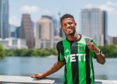 Washington Corozo, mediocampista ecuatoriano del Austin FC, muestra su nueva camiseta.