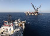 Avance. El buque grúa más grande del mundo en la plataforma de gas Leviatán, en el mar Mediterráneo.