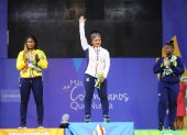 La pesista ecuatoriana Neisi Dajomes (c) obtuvo 2 oros en los 81 Kg con récord sudamericano y panamericano incluido.