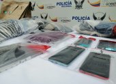 Como evidencias asociativas, la policía incautó varias terminales móviles en poder de los detenidos.