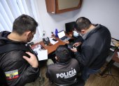 Los agentes fiscales y policiales permanecieron por varios minutos en las oficinas de tecnología de la Asamblea.
