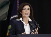 Fotografía de archivo en la que se registró a la gobernadora del estado de Nueva York, Kathy Hochul, quien afirmó que esta cifra supera con creces la proyectada por los legisladores neoyorquinos que habían calculado una recaudación de 249 millones.