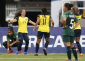 Danna Pesántez (2-i) de Ecuador celebra un gol ante Bolivia hoy, en un partido del grupo A de la Copa América Femenina en el estadio Pascual Guerrero en Cali (Colombia).