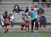William Araujo muestra los ejercicios a los integrantes de su escuela de fútbol.