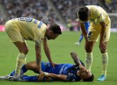 Joao Rojas del Monterrey no pudo terminar el encuentro ante el América, por una lesión en su rodilla.