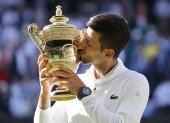 Novak Djokovic, tenista serbio, besa el trofeo luego de ganar Wimbledon.