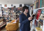 La Gloriosa. La librería de Nicolás Moscoso está ubicada en el sur, la ha implementado en su hogar y se maneja de forma online. Allí tiene 3.000 libros a la venta, en la foto se ven apenas unos de ellos.