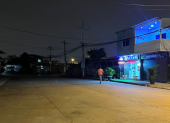 Panorama. Solo la luz de un local alumbra toda la cuadra.