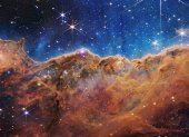 magen del borde de una región cercana y joven donde se forman estrellas, llamada NGC 3324, en la Nebulosa de Carina, que se asemeja a un paisaje de "montañas" y "valles" salpicados de estrellas brillantes.