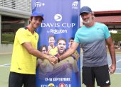 El tenista de 24 años (i) fue felicitado por el capitán Raúl Viver tras vencer en la final a Ángel Díaz por 7-5, 6-0.