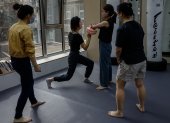 Clase de defensa personal en el gimnasio Jiufu Boxing en Pekín. EFE/EPA/MARK R. CRISTINO
