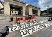 Familiares de las víctimas de desaparición forzada conmemoran con una exhibición de fotografías que conforman la Galería de la Memoria de la toma del Palacio de Justicia, en la Plaza de Bolívar de Bogotá (Colombia).