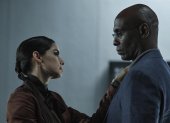 Fotograma cedido por Netflix donde aparece Paula Núñez como Evelyn Marcus (I) y Lance Reddick como Albert Wesker, durante la escena de un episodio de la serie "Resident Evil".