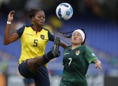 Ana Paula Rojas (d) de Bolivia disputa un balón con Ericka García de Ecuador hoy, en un partido del grupo A de la Copa América Femenina en el estadio Pascual Guerrero en Cali (Colombia).