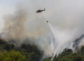 Un helicóptero de extinción vierte agua en el incendio forestal iniciado en la sierra de Mijas, Costa del Sol, sur de España.