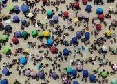 Fotografía aérea tomada al pasado 13 de julio en la que se registró a cientos de turistas en la playa de Ipanema, en Río de Janeiro (Brasil).