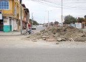 1. Inconcluso. Una obra que inició este año y quedó estancada en la avenida Juan León Mera, que divide a los sectores El Paraíso, Hogar y Techo, Abel Gilbert 2 y Santa Rosa, causa molestias a sus habitantes porque interrumpe el tránsito vehicular.  2. Multas. Aunque, en ciertos sectores, reciben el agua por horas y por días, las multas llegan por no pagar a tiempo.