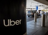 Una mujer ingresa a un vehículo en una estación de recogida de Uber en el Aeropuerto Internacional de Los Ángeles, California (EE.UU.)