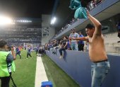 Los hinchas de Emelec invadieron el gramado del Capwell y según el reglamento, suspenderán el estadio.