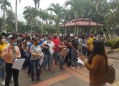 Un grupo de aspirantes a entrar a la universidad pública espera su turno para rendir la prueba Transformar en la Universidad de Guayaquil, en marzo de 2022,