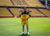 Bruno Piñatares, mediocampista de Barcelona, muestra la camiseta con el número 2024 en el dorsal, año hasta el que renovó contrato.