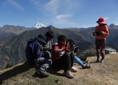 Conexión. Un grupo de niños navega por internet desde sus tabletas, en la comunidad campesina de Ayaviri, a más de 3.000 metros de altura.