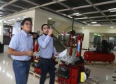 José Borbor, estudiante del Colegio Alemán Humboldt, recibe capacitación en la empresa Conauto, donde realiza la mitad de su formación.