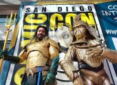 Chris Canole (R), y Kyron Art, posan para fotografías durante la inauguración de Comic Con 2022, en San Diego, California, EE.UU., el 21 de julio de 2022.