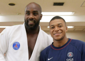 El futbolista Kylian Mbappe (PSG) (i) y Teddy Riner, doble campeón olímpico individual, oro por equipos y diez veces campeón mundial, en el instituto Kodokan, en Tokio