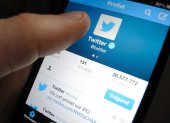 Un hombre navega por Twitter con su teléfono móvil,