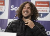 El exjugador de fútbol español Carles Puyol participa en una rueda de prensa, hoy, en el estadio Arturo Rojas Nogales de la ciudad de Santiago (Chile).